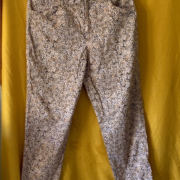 Oh So Chic Capris - Picture 5 of 6